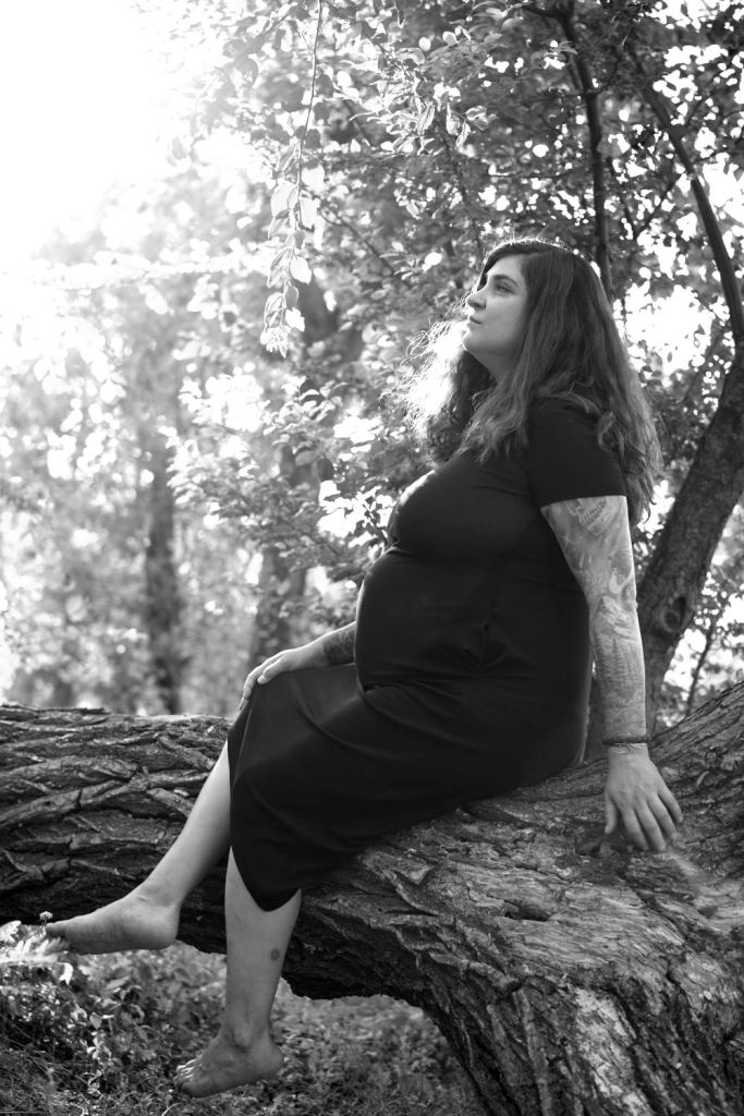 Motherhood anaartissima family photographer professional black and white