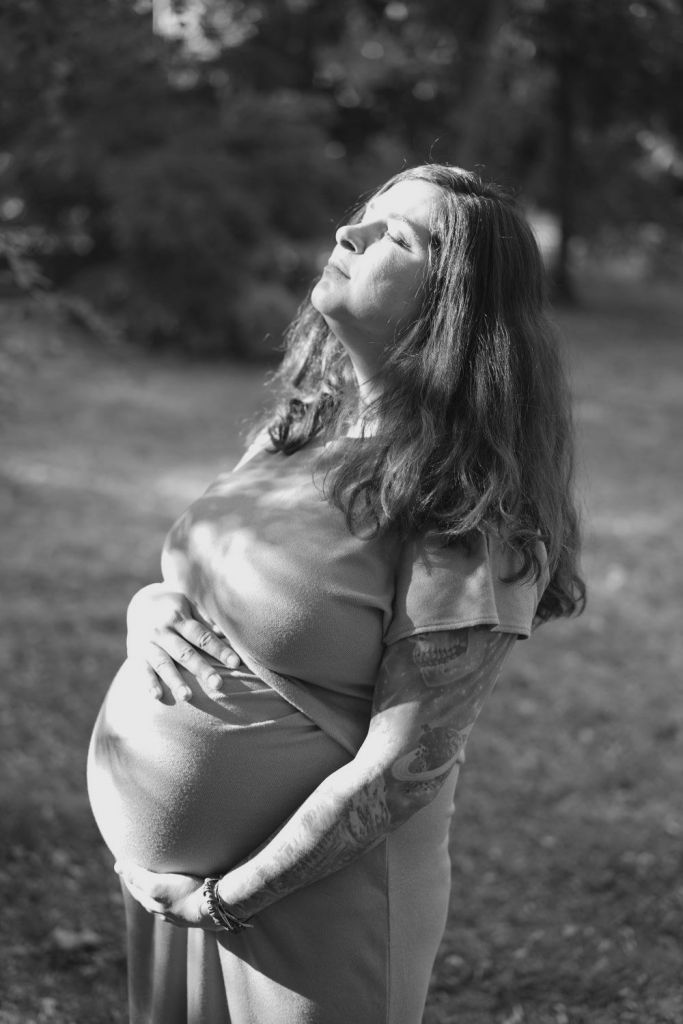 Motherhood anaartissima family photographer professional black and white  