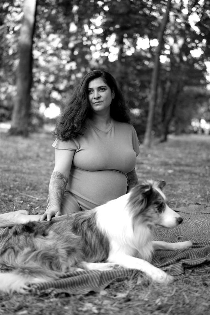 Motherhood anaartissima family photographer professional black and white  