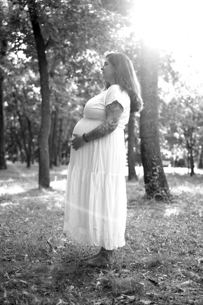 Motherhood anaartissima family photographer professional black and white  