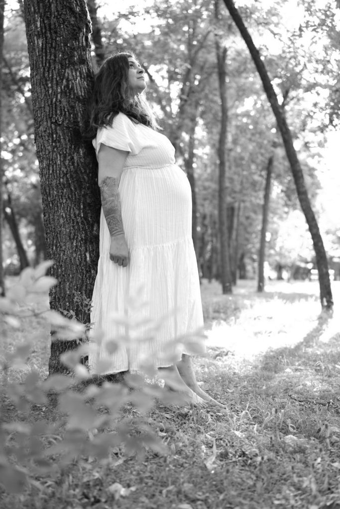 Motherhood anaartissima family photographer professional black and white  