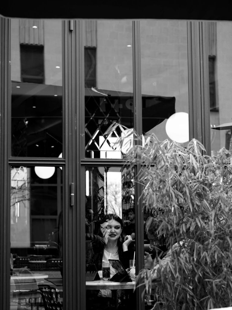 street anaartissima photographer street photography black and white photo